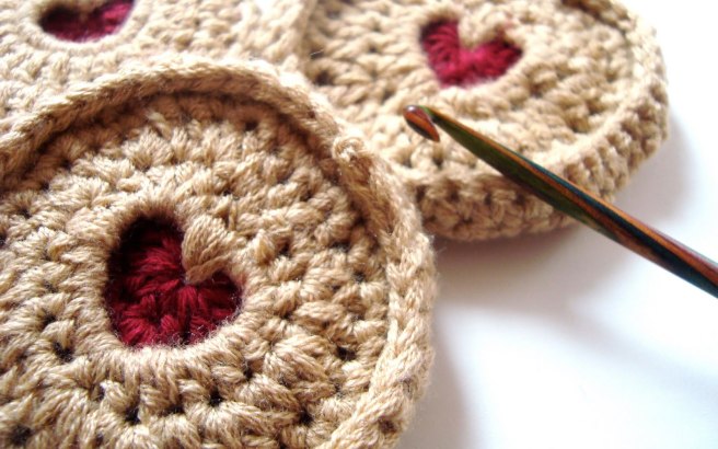 Crochet jammy dodger 