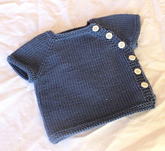 Home knitted baby cardigan: free pattern
